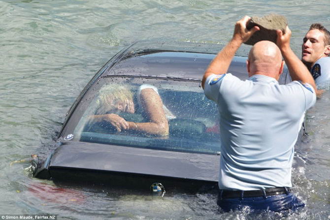 car-escape-underwater-09
